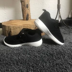 Tombik tennis‎ shoes size 5 baby’s